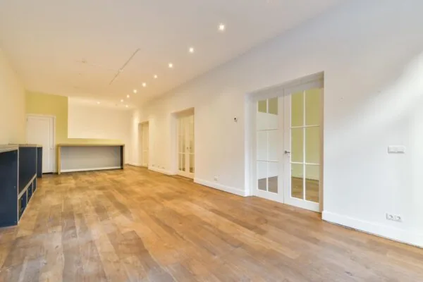 Ruime, lichte kamer aan de Korte Schimmelstraat met houten vloer, glazen binnendeuren en een ingebouwde balie.